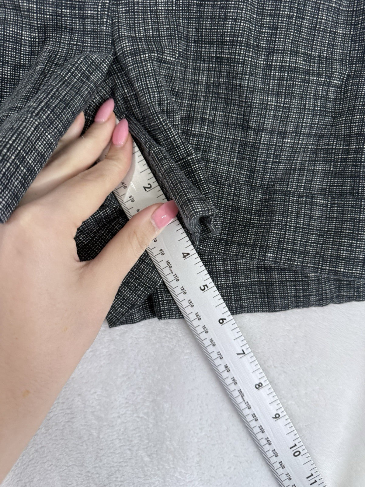 Express Shorts Womens Size 12 4” Inseam Black White Print Cotton Stretch