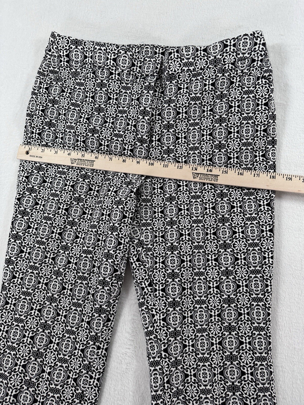 Chicos Pants Size 0.5 US 6 Black White Print Straight Leg Ankle Womens