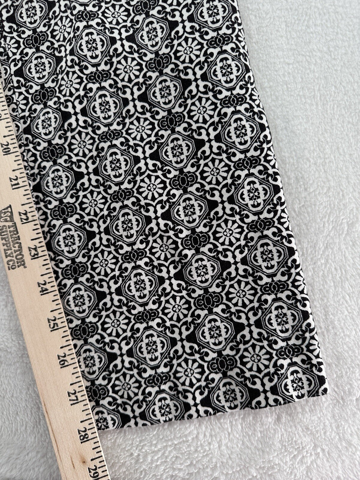 Chicos Pants Size 0.5 US 6 Black White Print Straight Leg Ankle Womens
