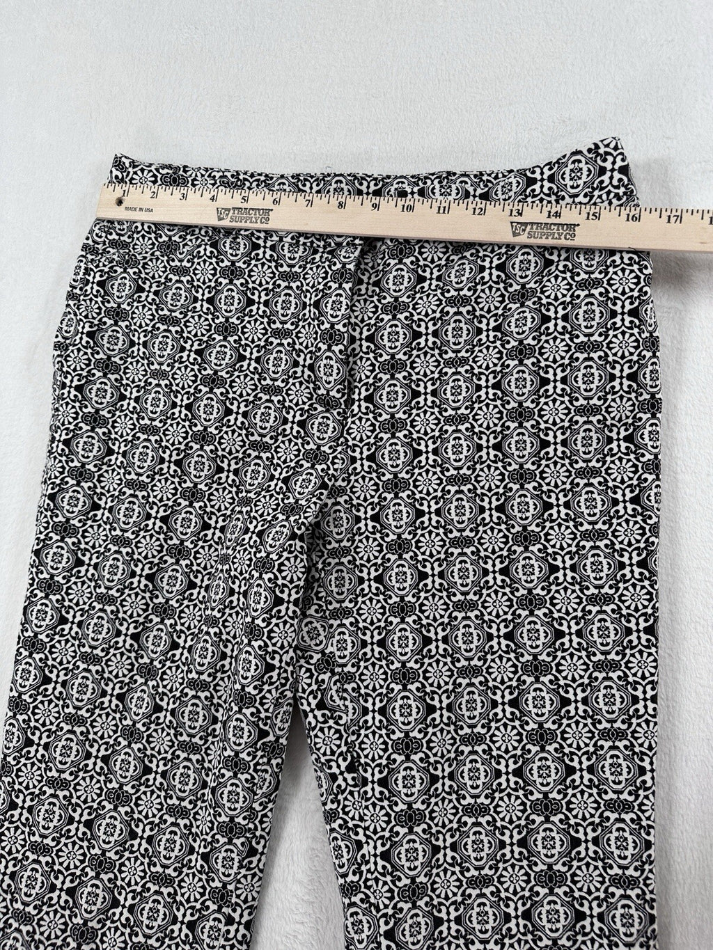 Chicos Pants Size 0.5 US 6 Black White Print Straight Leg Ankle Womens