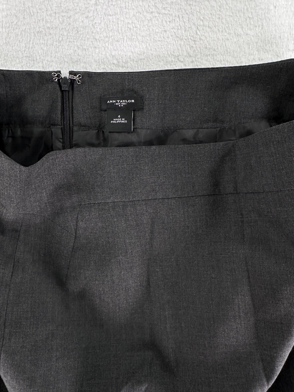Ann Taylor Skirt 4 Summer Weight Wool Gray Pencil Read Zip Knee Length Lined