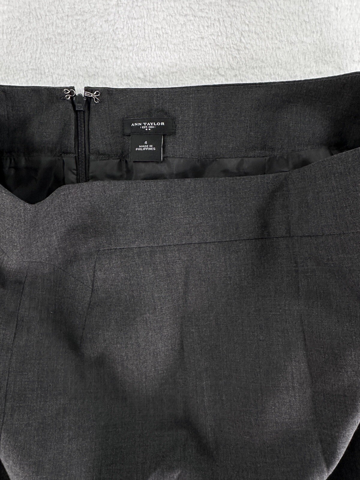 Ann Taylor Skirt 4 Summer Weight Wool Gray Pencil Read Zip Knee Length Lined