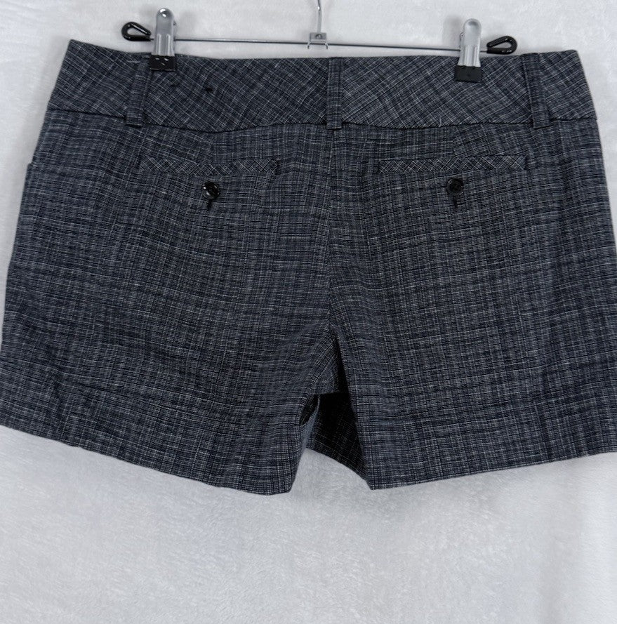 Express Shorts Womens Size 12 4” Inseam Black White Print Cotton Stretch