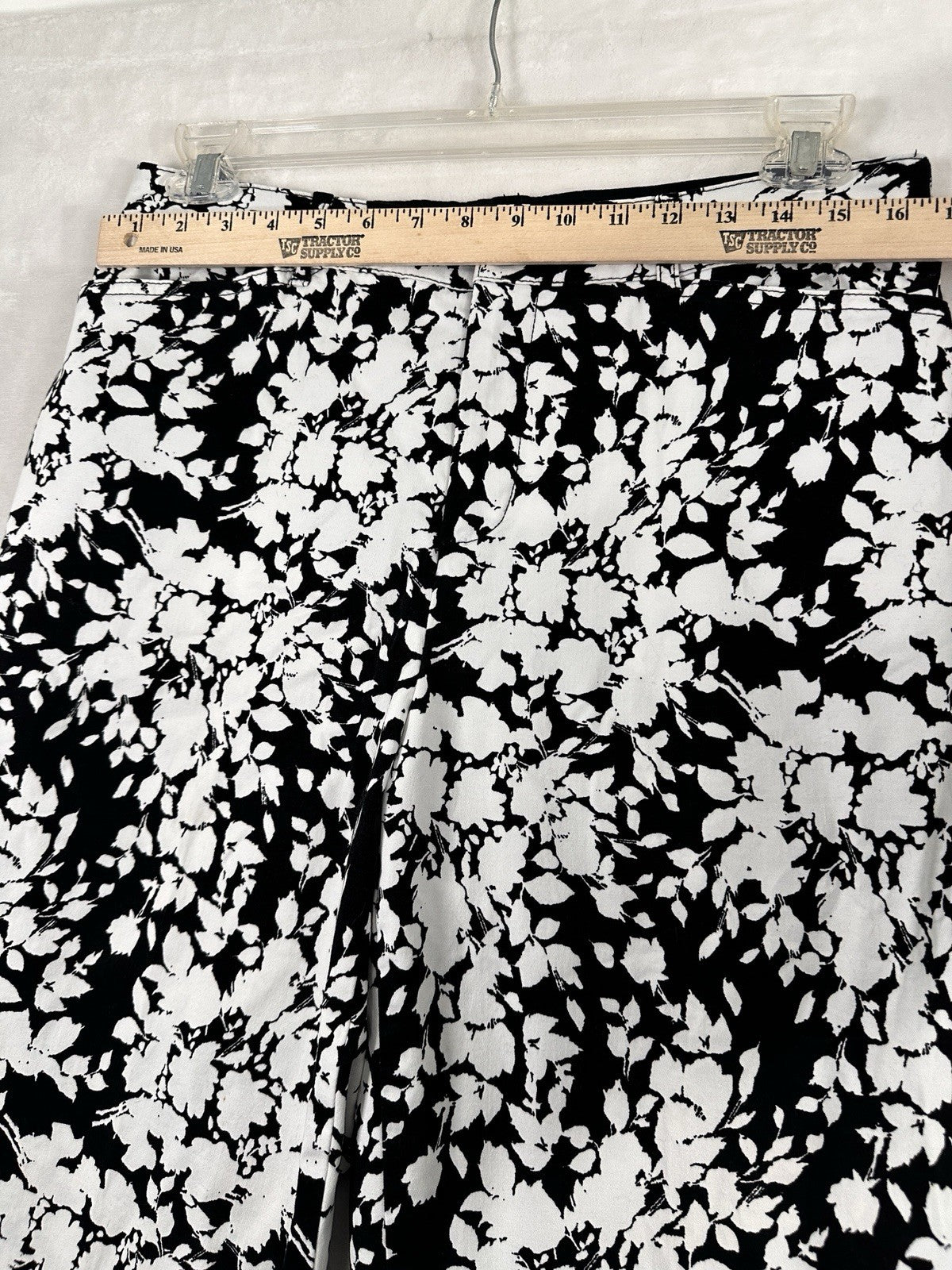 Croft & Barrow Crop Pants 10 Black White Floral Print Cotton Stretch Womens