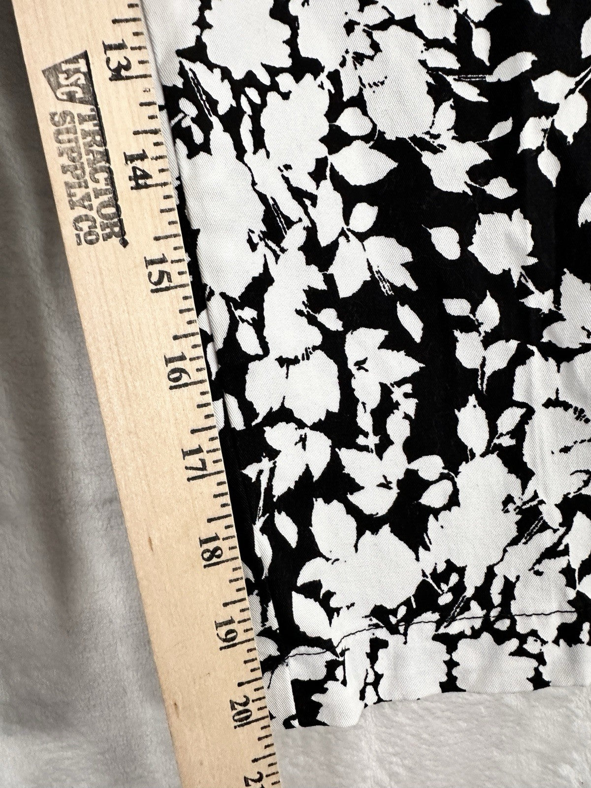 Croft & Barrow Crop Pants 10 Black White Floral Print Cotton Stretch Womens